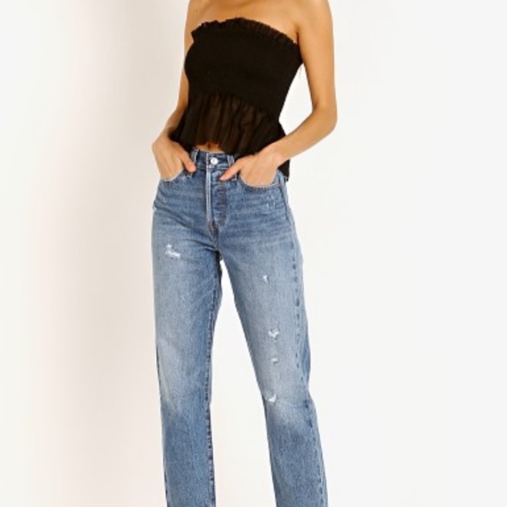 Levi’s wedgie straight light wash denim jeans
Rare blue stitching inseam